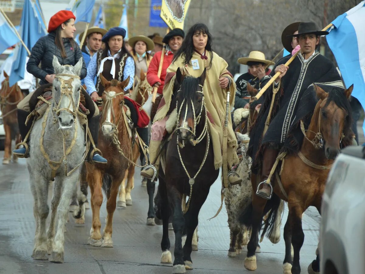 argentinian gaucho women riding horses